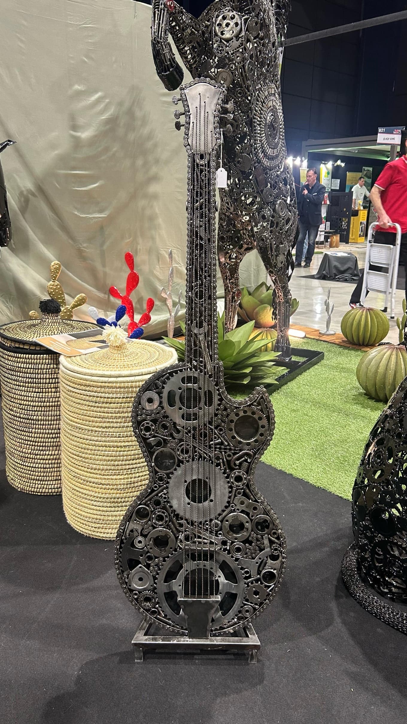 Guitare sur son socle en métal