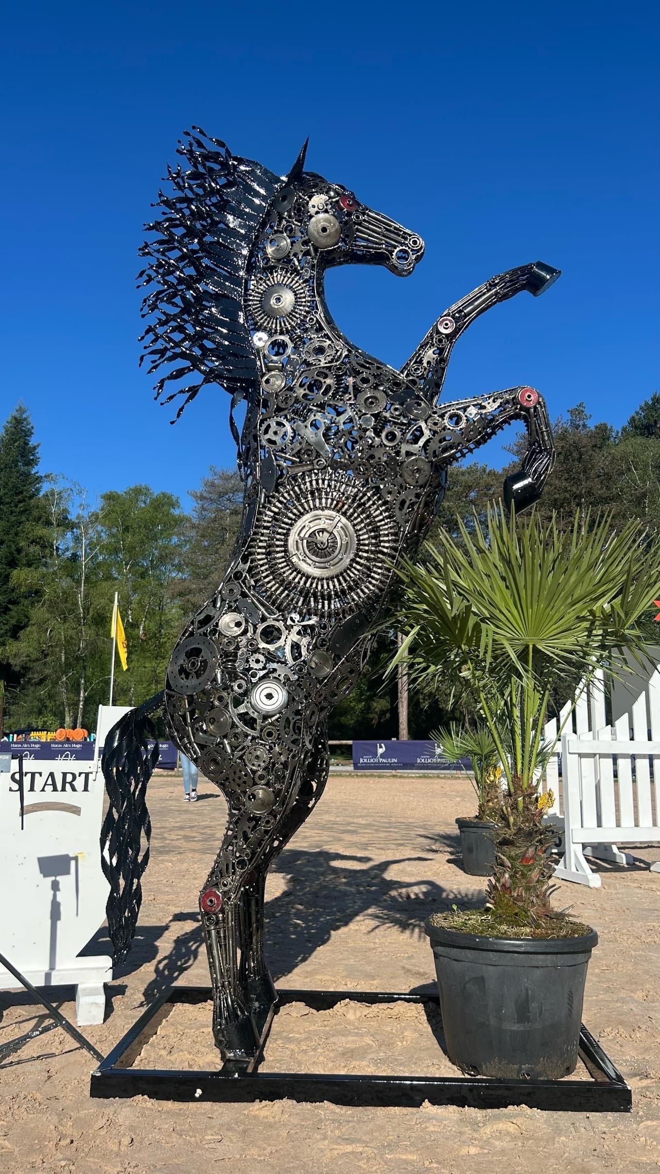 Cheval cabré en métal 3M de haut