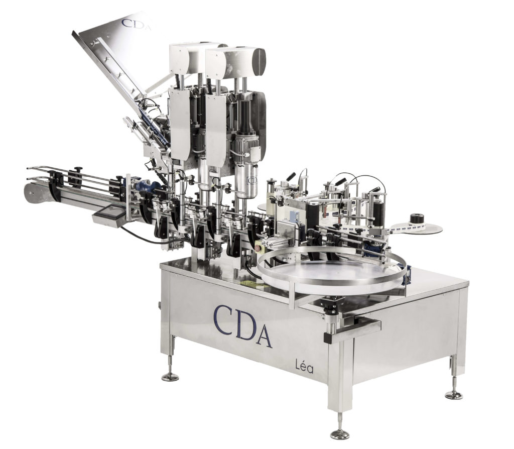 Machine de sertissage et d'étiquetage, jusqu'à 4 étiquettes par bouteille | Léa