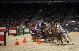2_dries-degrieck-caiw-fei-driving-world-cup-final-by-laiterie-de-montaigu-artisteassocie-004.jpg